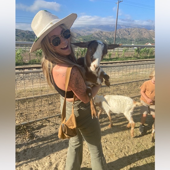 Meet your Posher, Anna - Picture 2 of 8